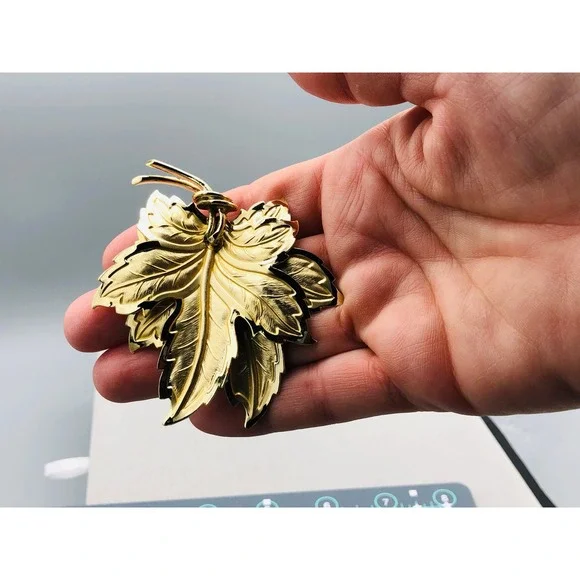 Vintage Gold Tone Brooch Pin Lot of 5 Butterfly Leaf Strawberry Teddy Bear Fan - Picture 6 of 12